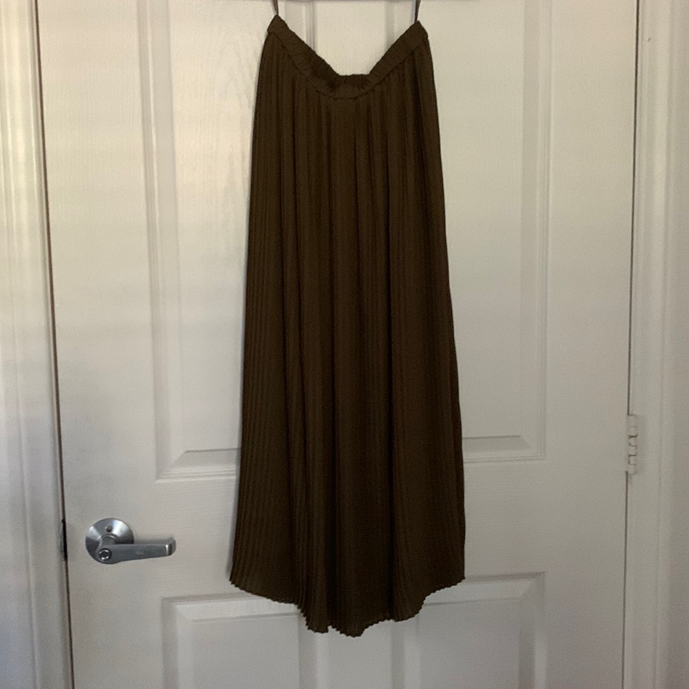 Uniqlo midi pleated skirt